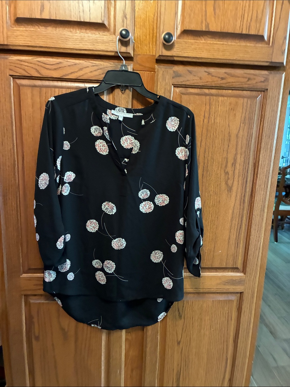 Danielrainn Women's Black Floral V-Neck Roll-Tab Blouse size M